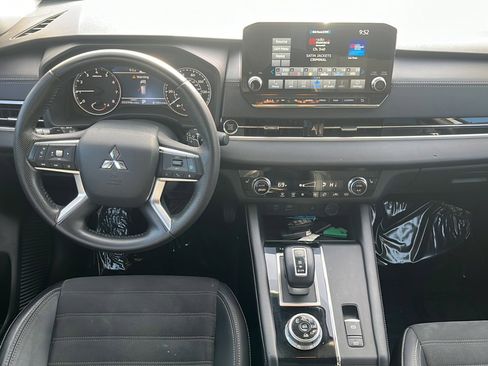 Used 2022 Mitsubishi Outlander SE image 14
