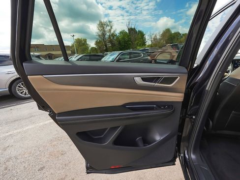 Used 2024 Volkswagen Atlas Cross Sport SE FWD image 12