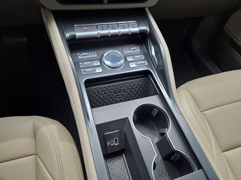 Used 2025 Lincoln Nautilus Premier AWD/4WD image 22