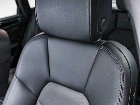 Used 2025 Porsche Macan image 25