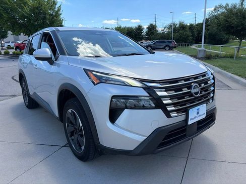 Used 2024 Nissan Rogue SV AWD/4WD image 2