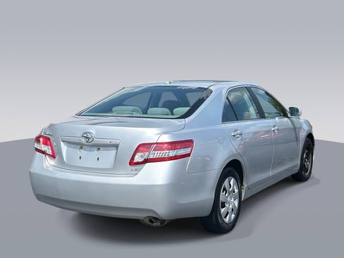 Used 2010 Toyota Camry LE image 3