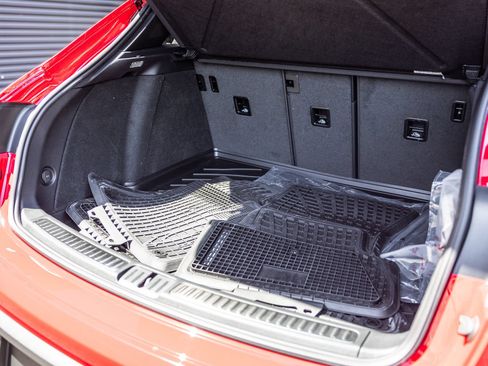 Certified 2026 Porsche Macan AWD/4WD image 15