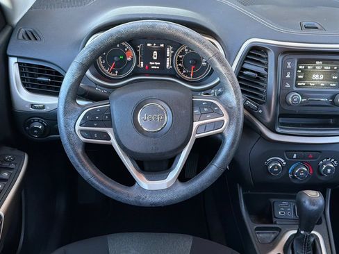 Used 2018 Jeep Cherokee Latitude FWD image 16
