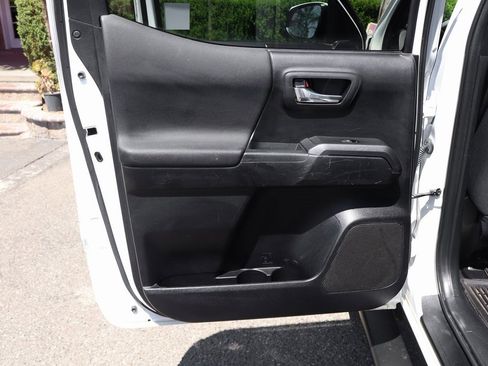 Used 2021 Toyota Tacoma TRD Off-Road w/ Technology Package image 31