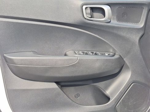 Used 2025 Hyundai Venue SEL FWD image 11