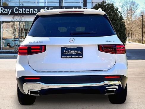 Used 2026 Mercedes-Benz GLB 250 4MATIC image 4