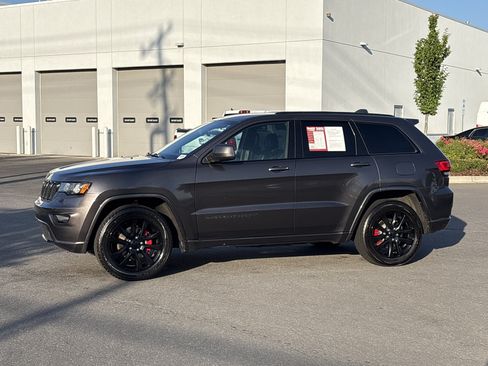 Used 2017 Jeep Grand Cherokee Altitude RWD image 5