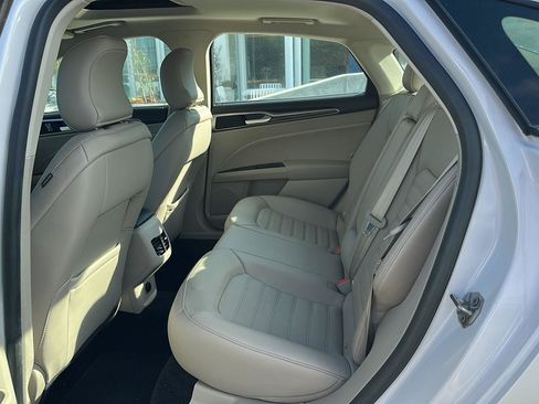 Used 2017 Ford Fusion SE w/ Fusion SE Technology Package FWD image 10