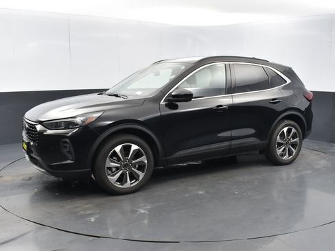 Used 2024 Ford Escape Platinum image 2