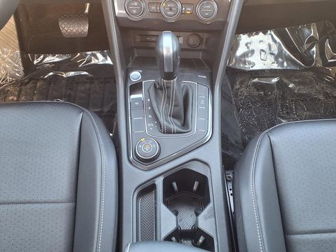Used 2021 Volkswagen Tiguan SE w/ Panoramic Sunroof Package image 32
