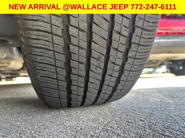 Used 2023 Chrysler Pacifica Touring-L FWD image 4