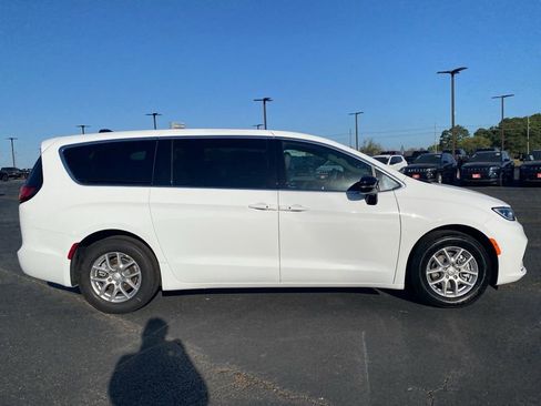 New 2026 Chrysler Pacifica Select image 8