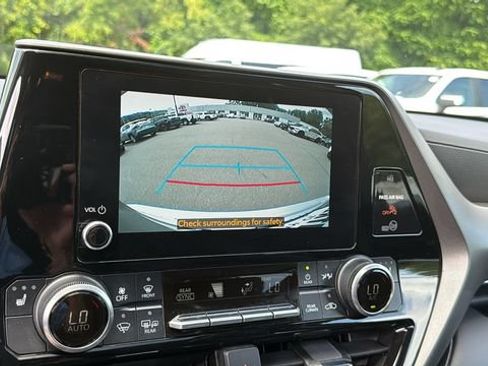 Certified 2024 Toyota Highlander XLE AWD/4WD image 16