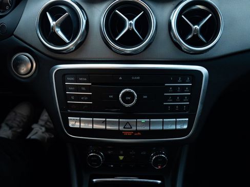 Used 2020 Mercedes-Benz GLA 250 4MATIC w/ Premium Package image 16
