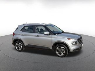 Used 2025 Hyundai Venue SEL video 2