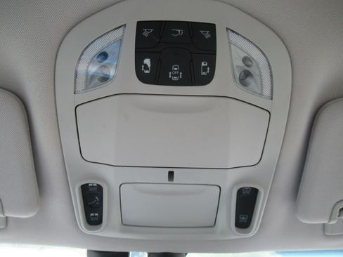 Used 2017 Chrysler Pacifica Platinum FWD image 31