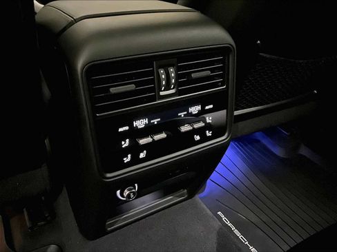 Used 2025 Porsche Cayenne Coupe image 29