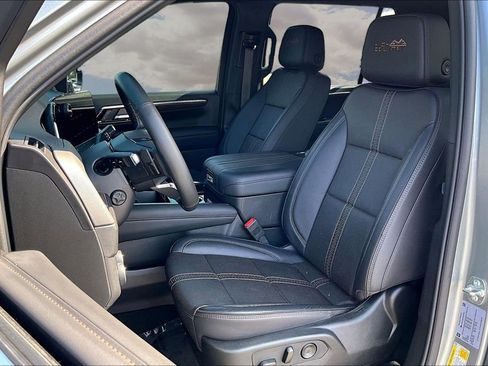Used 2025 Chevrolet Suburban High Country RWD image 21