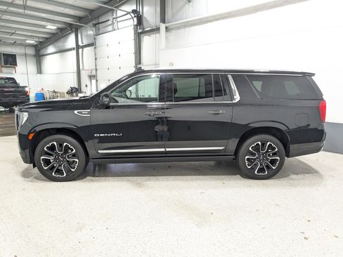 Used 2023 GMC Yukon XL Denali w/ Advanced Technology Package AWD/4WD image 6