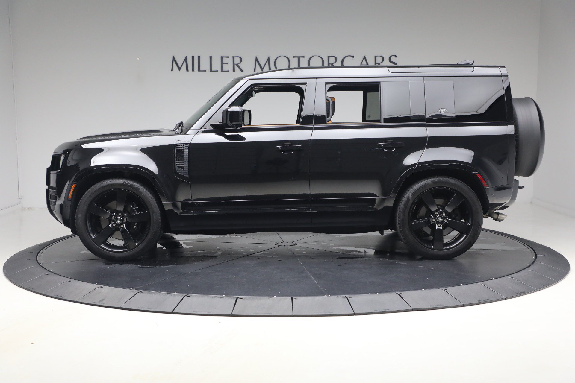 Used 2024 Land Rover Defender 110 V8 AWD/4WD image 3
