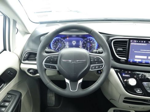 Certified 2023 Chrysler Pacifica Touring-L FWD image 25
