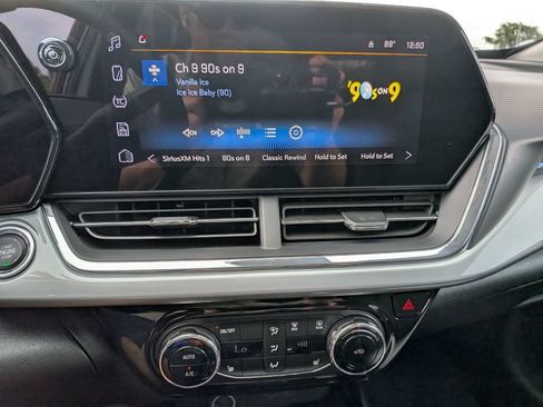 Used 2025 Chevrolet Trax LT w/ LT Convenience Package FWD image 21