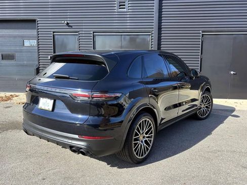 Certified 2022 Porsche Cayenne Platinum Edition image 10