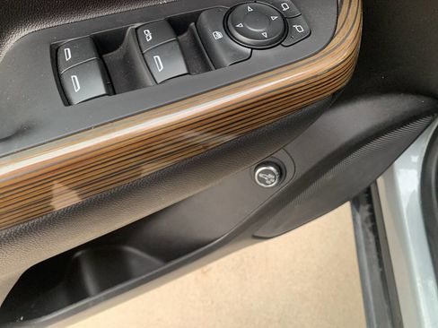 Used 2023 GMC Acadia SLE w/ Driver Convenience Package image 12