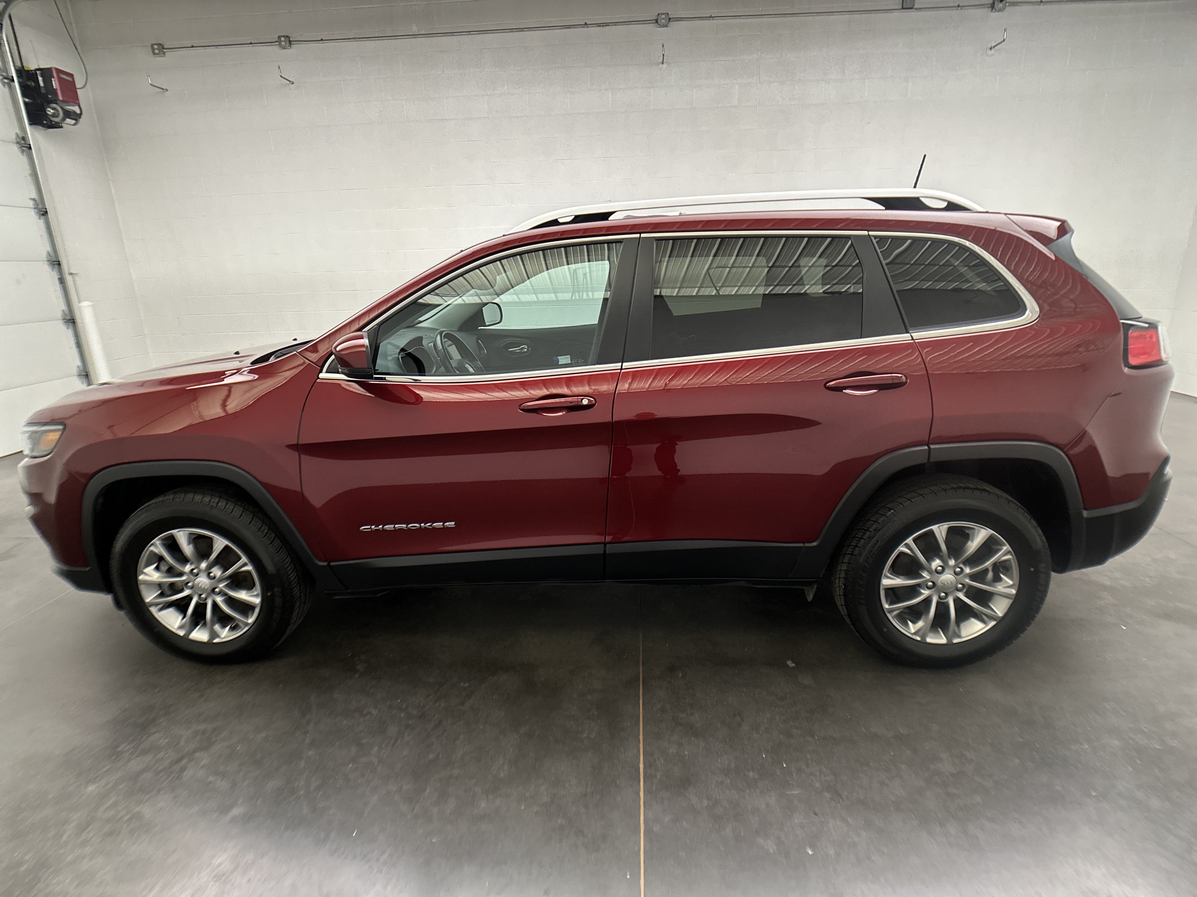 Used 2020 Jeep Cherokee Latitude Plus w/ Comfort/Convenience Group AWD/4WD image 39