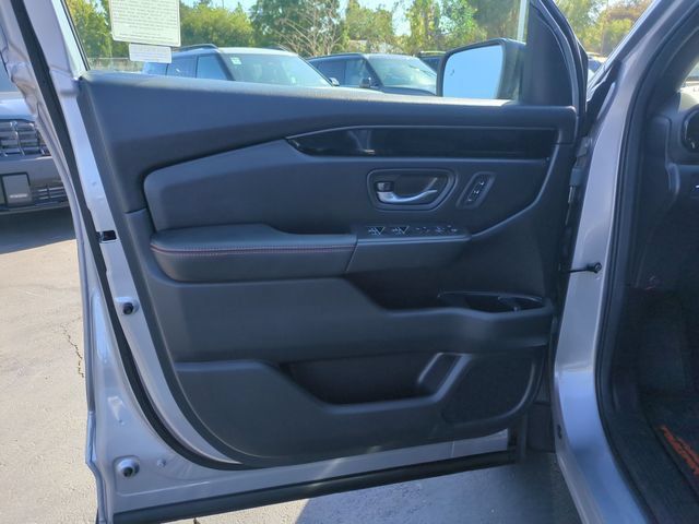 Used 2025 Honda Pilot TrailSport image 12