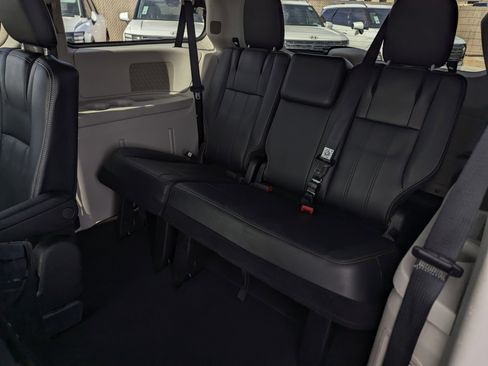 Used 2013 Chrysler Town & Country Touring image 9
