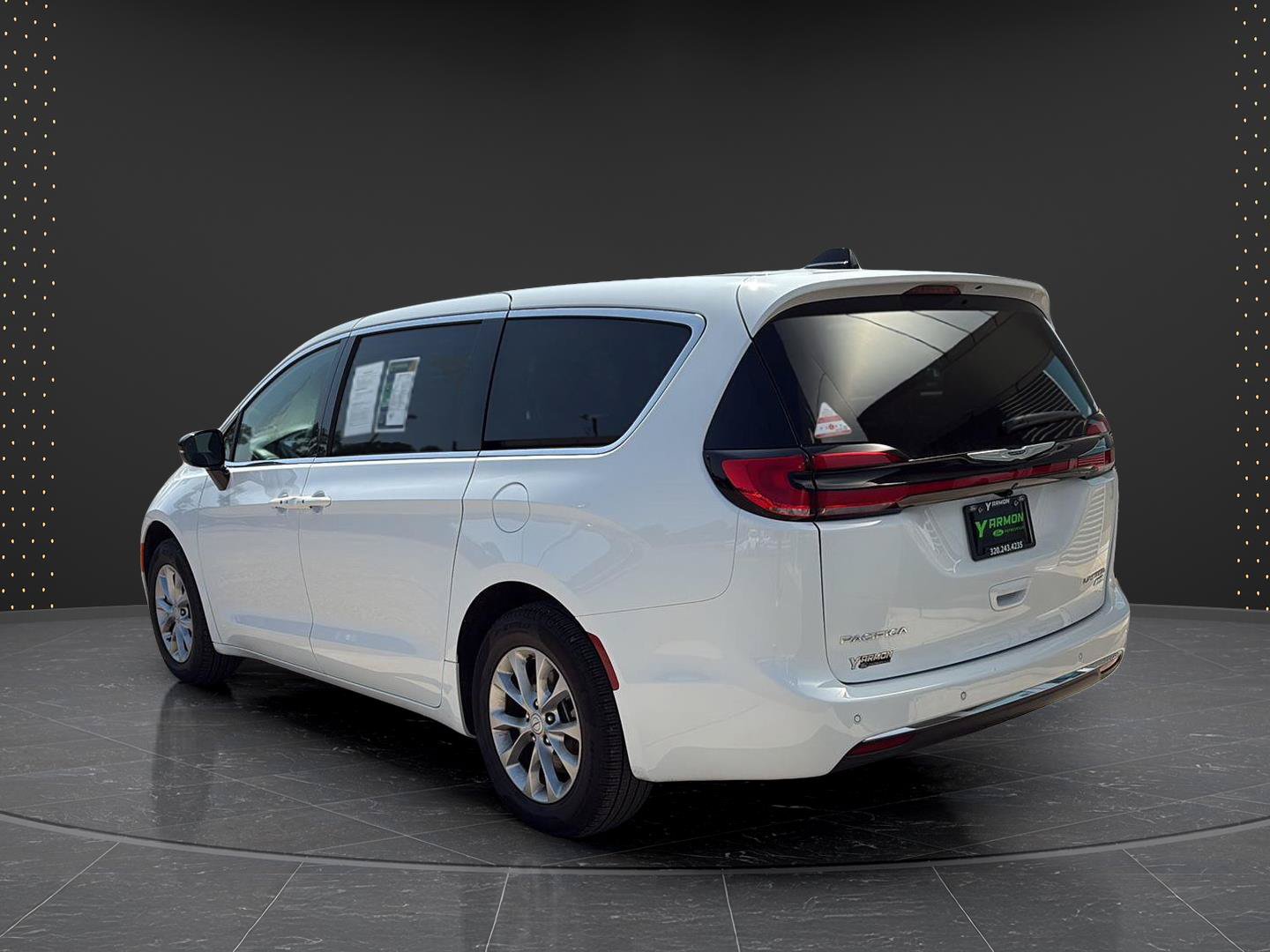 Used 2026 Chrysler Pacifica Limited AWD/4WD image 3