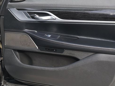 Used 2022 BMW 740i image 18