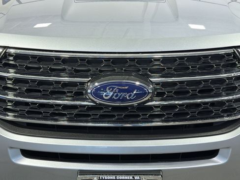 Used 2022 Ford Explorer XLT w/ Class IV Trailer Tow Package AWD/4WD image 12