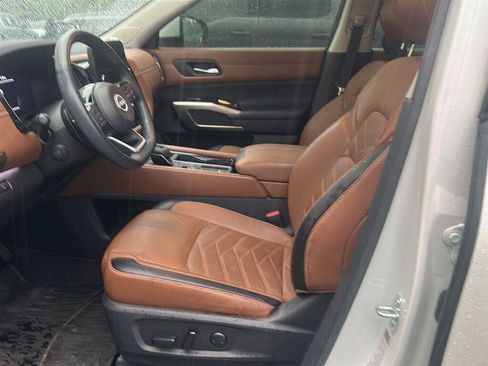 Used 2024 Nissan Pathfinder Platinum w/ Black Appearance Package FWD image 4