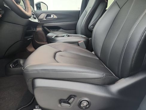 New 2027 Chrysler Pacifica LX FWD image 19