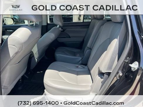 Used 2021 Toyota Highlander XLE AWD/4WD image 14