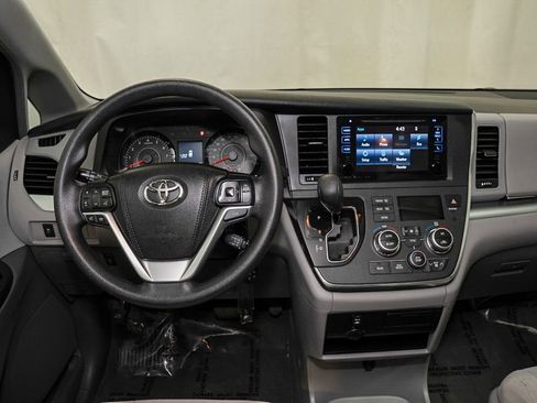 Used 2016 Toyota Sienna LE image 6