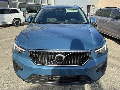 Certified 2025 Volvo XC40 B5 Plus AWD/4WD image 12