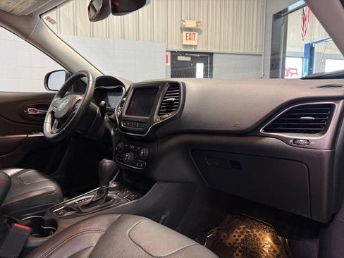 Used 2019 Jeep Cherokee Trailhawk AWD/4WD image 19