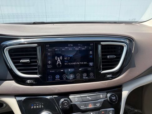 Used 2020 Chrysler Pacifica Touring-L Plus FWD image 43