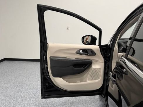 Used 2024 Chrysler Pacifica Touring-L FWD image 13