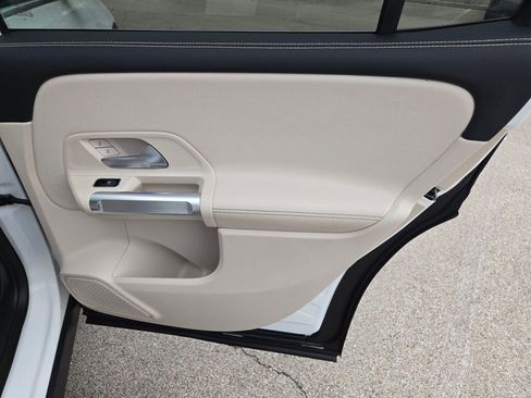 Used 2021 Mercedes-Benz GLB 250 4MATIC image 10