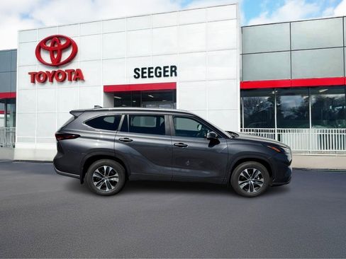 Used 2025 Toyota Highlander AWD image 2