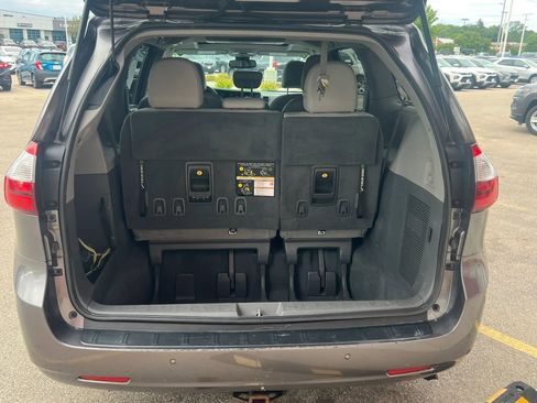 Used 2019 Toyota Sienna XLE Premium w/ Carpet Mat Package FWD image 6