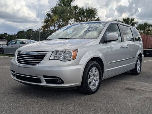 Used 2012 Chrysler Town & Country Touring FWD image 9