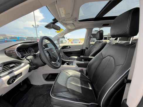 Used 2022 Chrysler Pacifica Limited FWD image 12