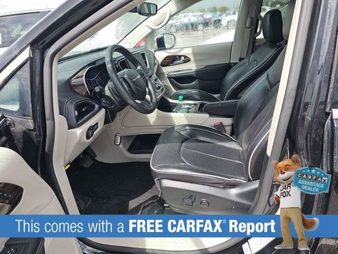 Used 2023 Chrysler Pacifica Limited image 2