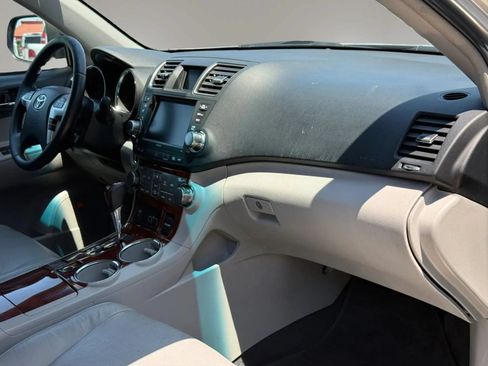 Used 2012 Toyota Highlander Limited w/ Tow Pkg FWD image 19